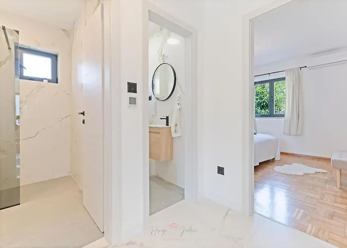 Strelitzia With Jacuzzi Σπλιτ