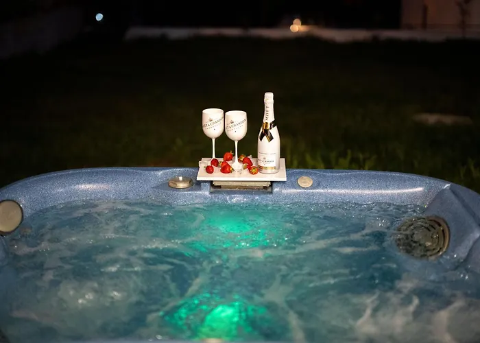 Strelitzia With Jacuzzi Σπλιτ