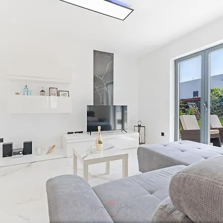 Strelitzia With Jacuzzi Lejlighed