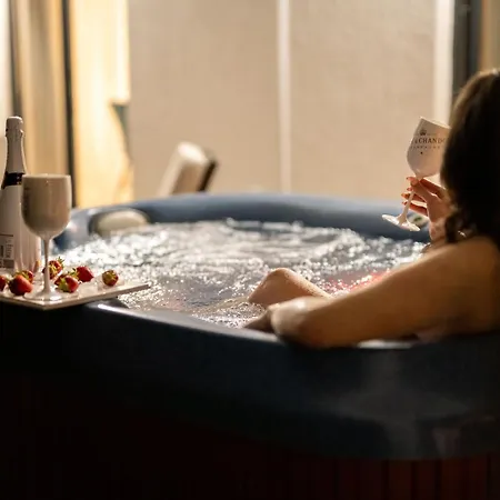 Strelitzia With Jacuzzi Lejlighed *