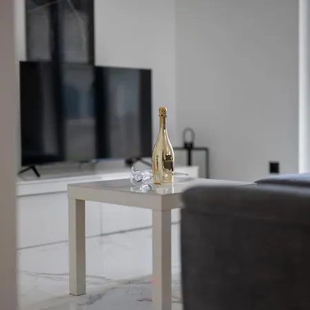 Strelitzia With Jacuzzi Apartment Split