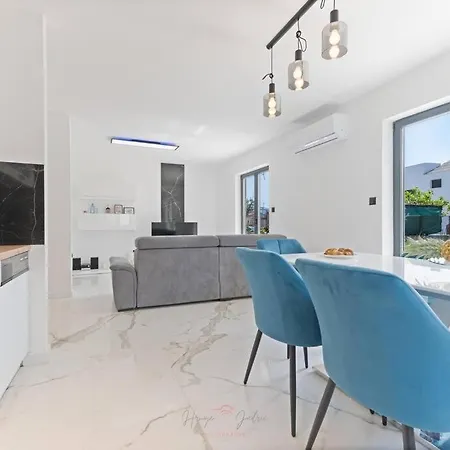 Strelitzia With Jacuzzi Apartment