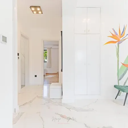 Strelitzia With Jacuzzi דירה *