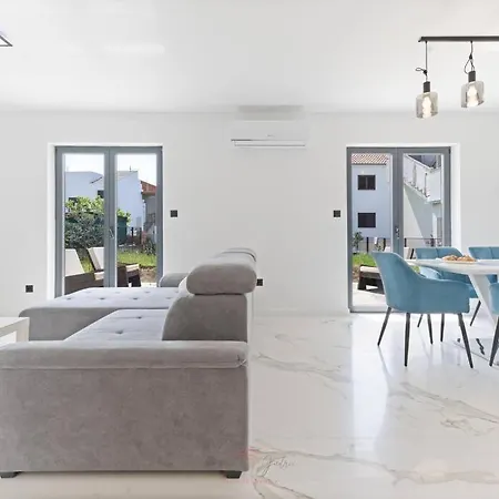 Strelitzia With Jacuzzi Split