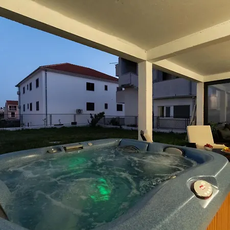 Strelitzia With Jacuzzi דירה *
