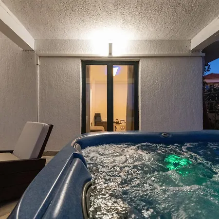 Strelitzia With Jacuzzi דירה