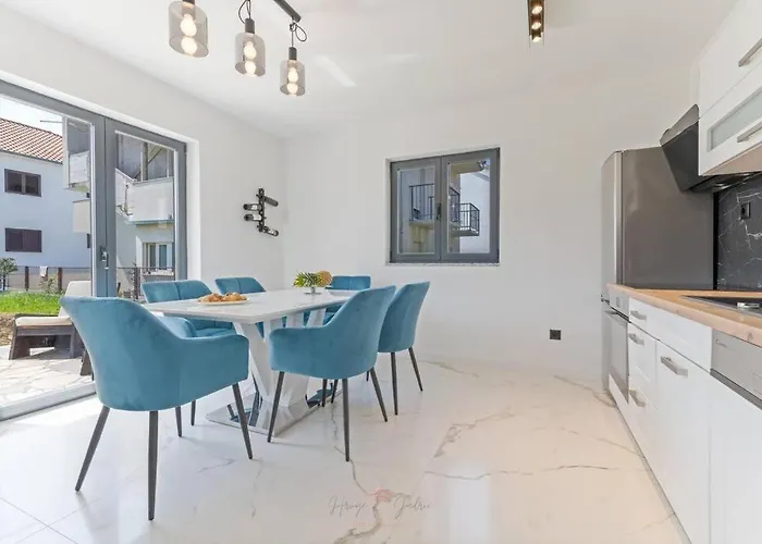 Strelitzia With Jacuzzi Apartamento Split