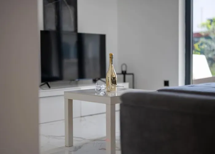 Strelitzia With Jacuzzi Apartamento Split