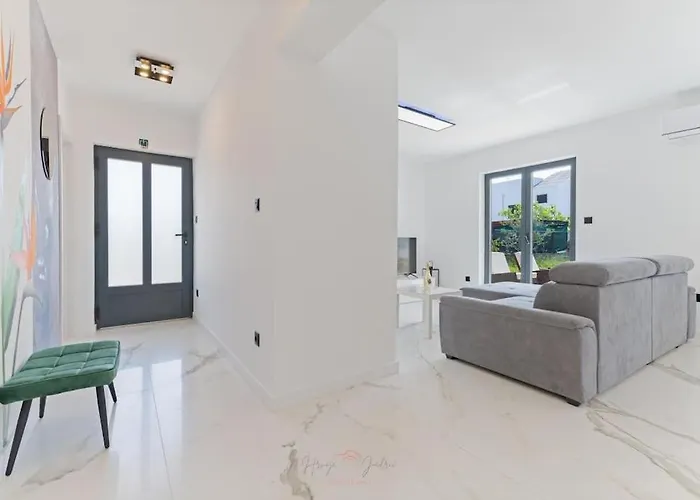 Strelitzia With Jacuzzi Apartamento Split