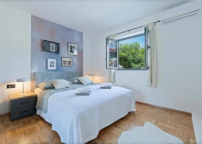 Strelitzia With Jacuzzi Apartamento Split