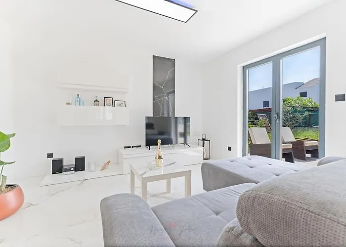 Strelitzia With Jacuzzi Apartamento