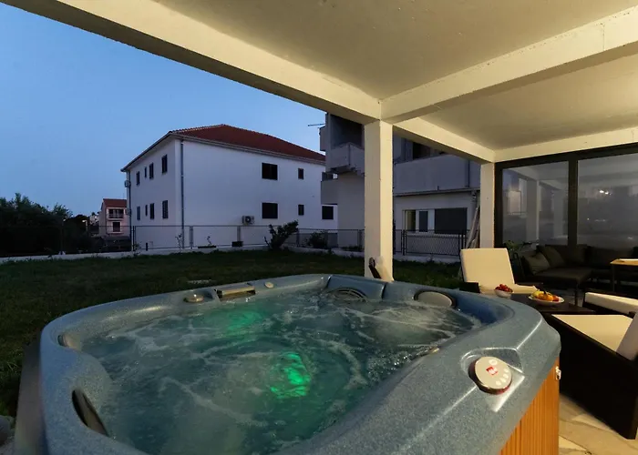 Strelitzia With Jacuzzi Apartment *