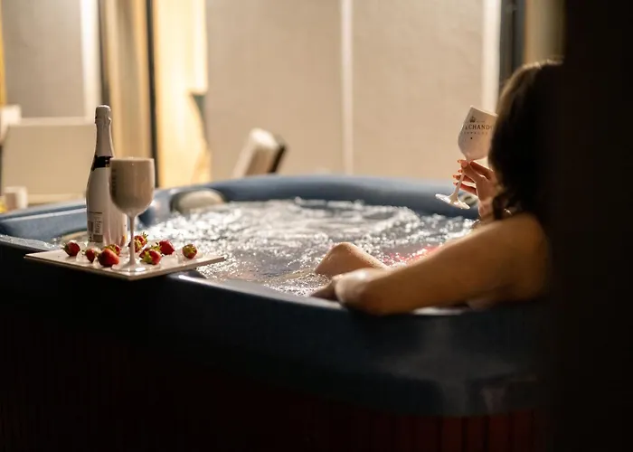 Strelitzia With Jacuzzi Apartamento *