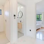 Strelitzia With Jacuzzi Σπλιτ