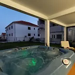 Strelitzia With Jacuzzi Διαμέρισμα *