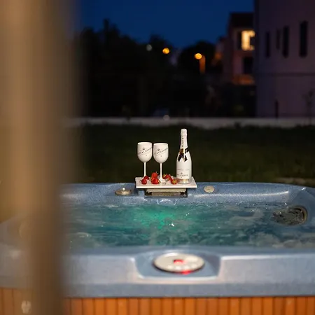 아파트 Strelitzia With Jacuzzi
